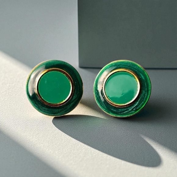 Elegant gold tone Green enamel Stud Earrings - Picture 1 of 8